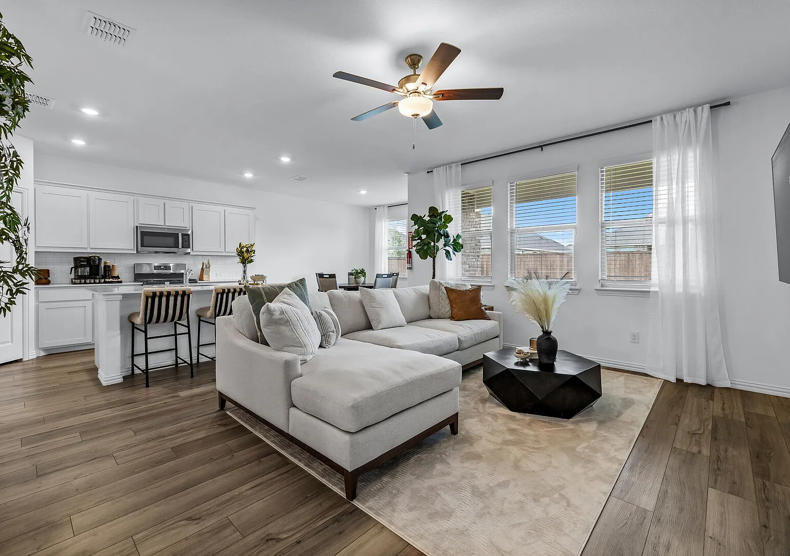 3 Bed 2 Bath & Large Backyard — Photo 1