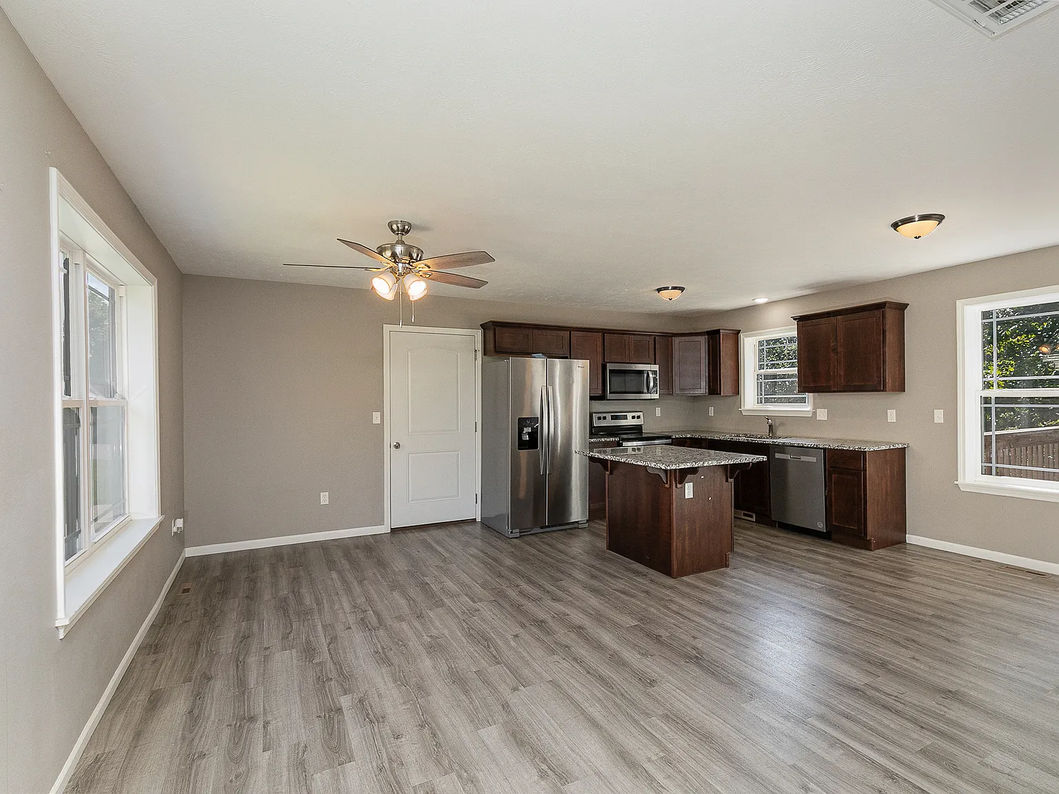 4 bed, 2.5 bath, 1547 sqft, $2,300 — Photo 4