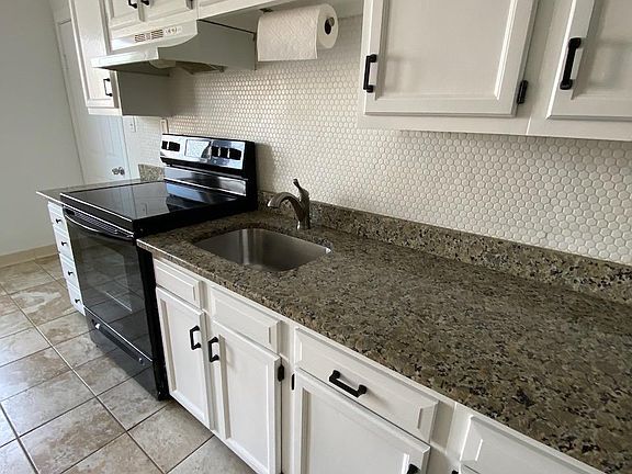 Granite countertops and recent appliances