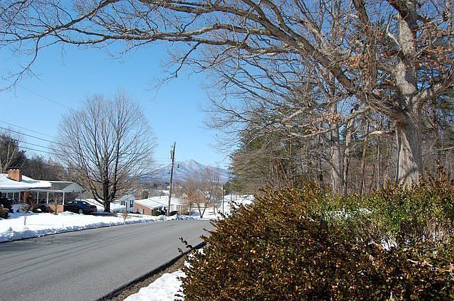 2nd image of 1524 Newton Cir
