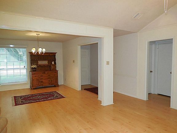 Spacious open floorplan great for entertaining.