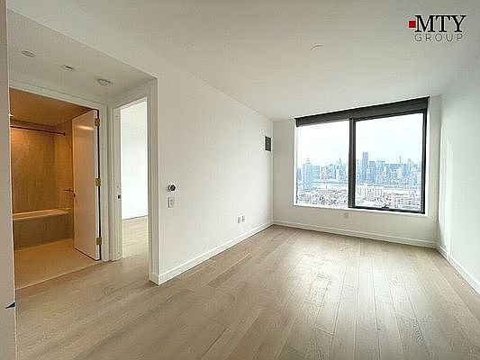 4th image of 3 Court Sq #210I