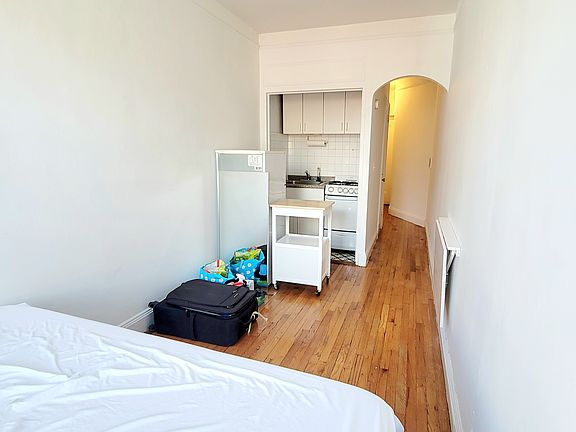 4th image of 335 W 19th St #E8