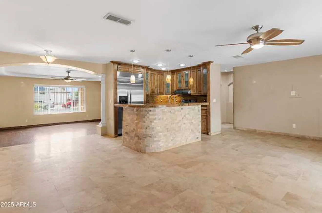 3 bed, 1972 sqft, $2,300 — Photo 4