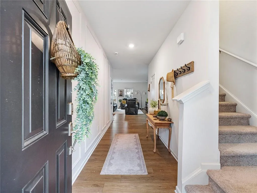 5 bed, 2.5 bath, 2169 sqft, $2,750 — Photo 2