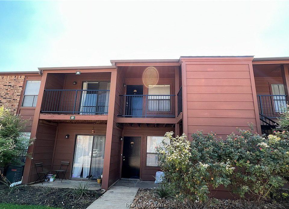 1st image of 904 University Dr E #88