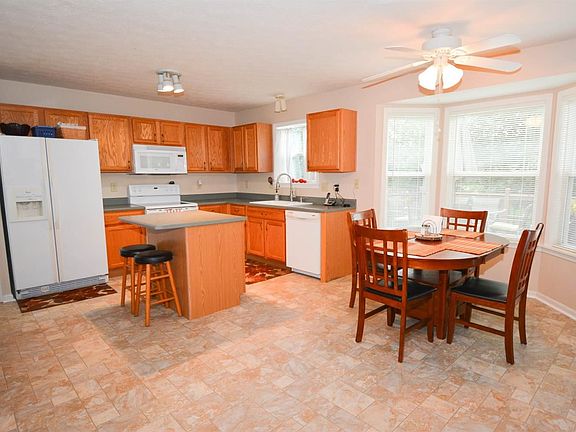 3rd image of 733 Willow Pond Ct