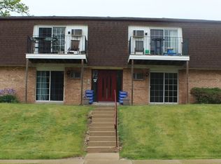 1385 Meadowcreek Dr., Pewaukee, WI 53072