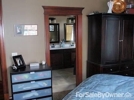 Master Bedroom : view from corner of room into bathroom