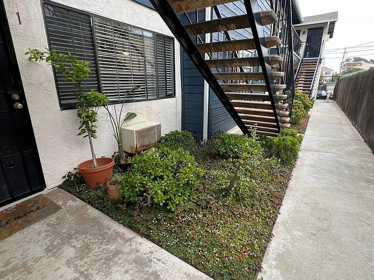 1435 Essex St #1 — Photo 24