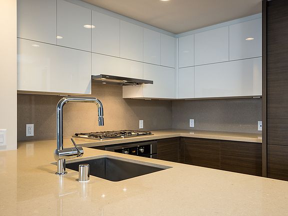 5th image of 588 Bell St Unit 603