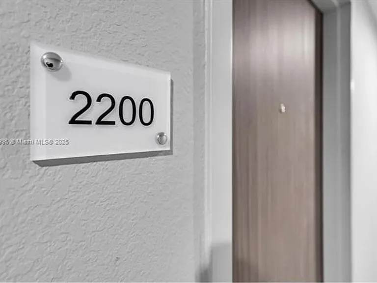 2555 Collins Avenue Cu #2200 — Photo 11