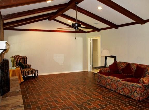 4th image of 8601 Elmwood Dr