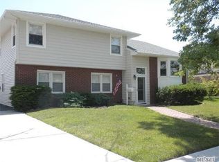 45 Waterford Rd, Island Park, NY 11558