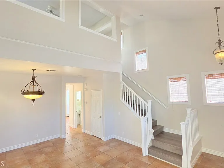 324 Lydia Ln — Photo 3