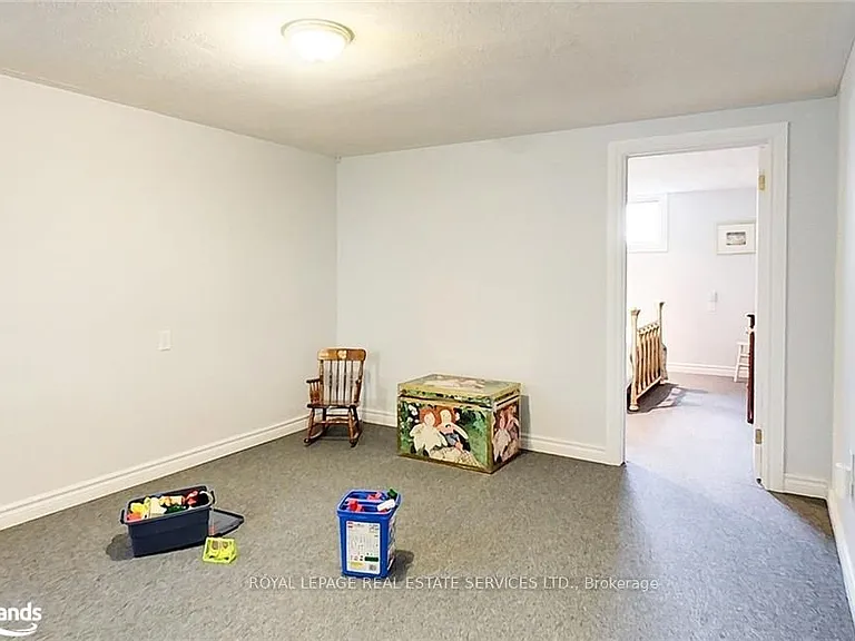 112 Bruce St S — Photo 22