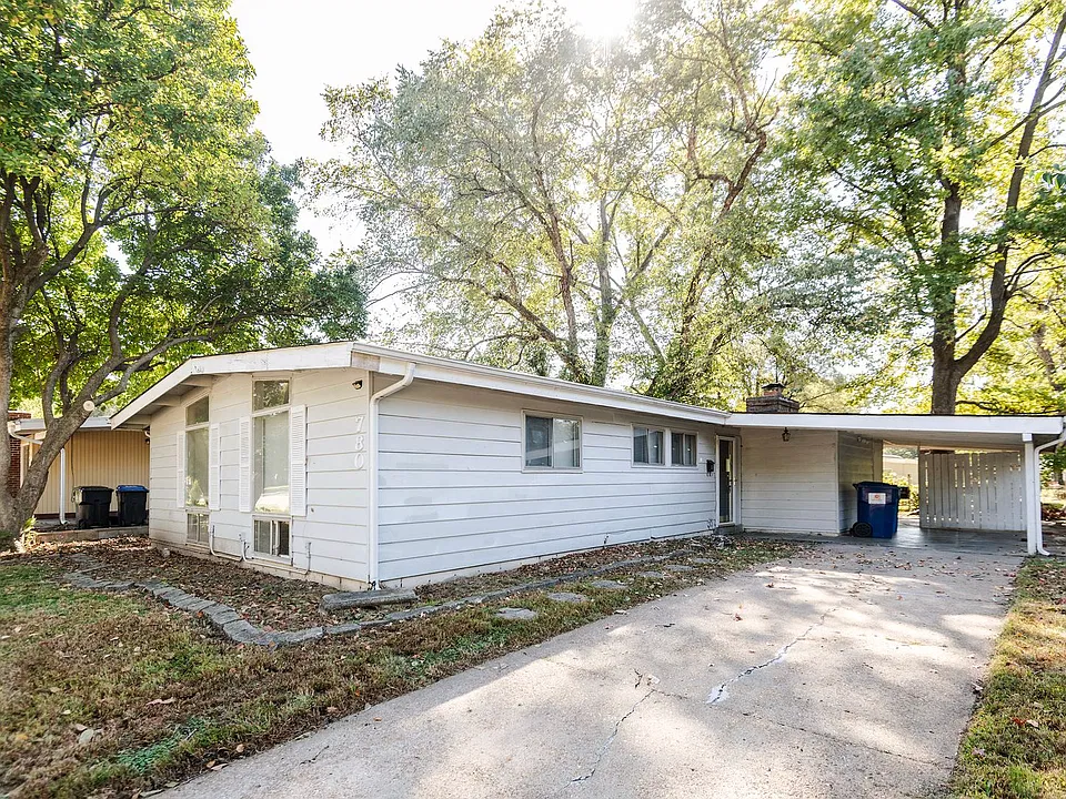 1015 Robinwood Dr