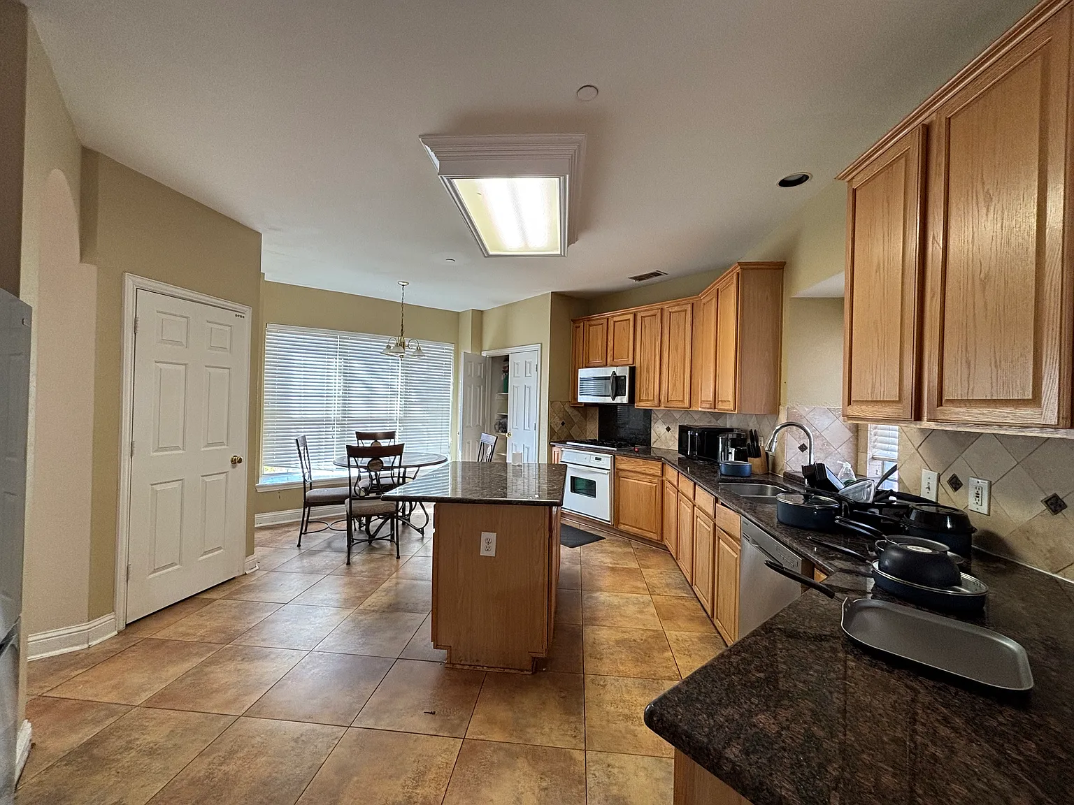 4 bed, 3024 sqft, $3,750 — Photo 4