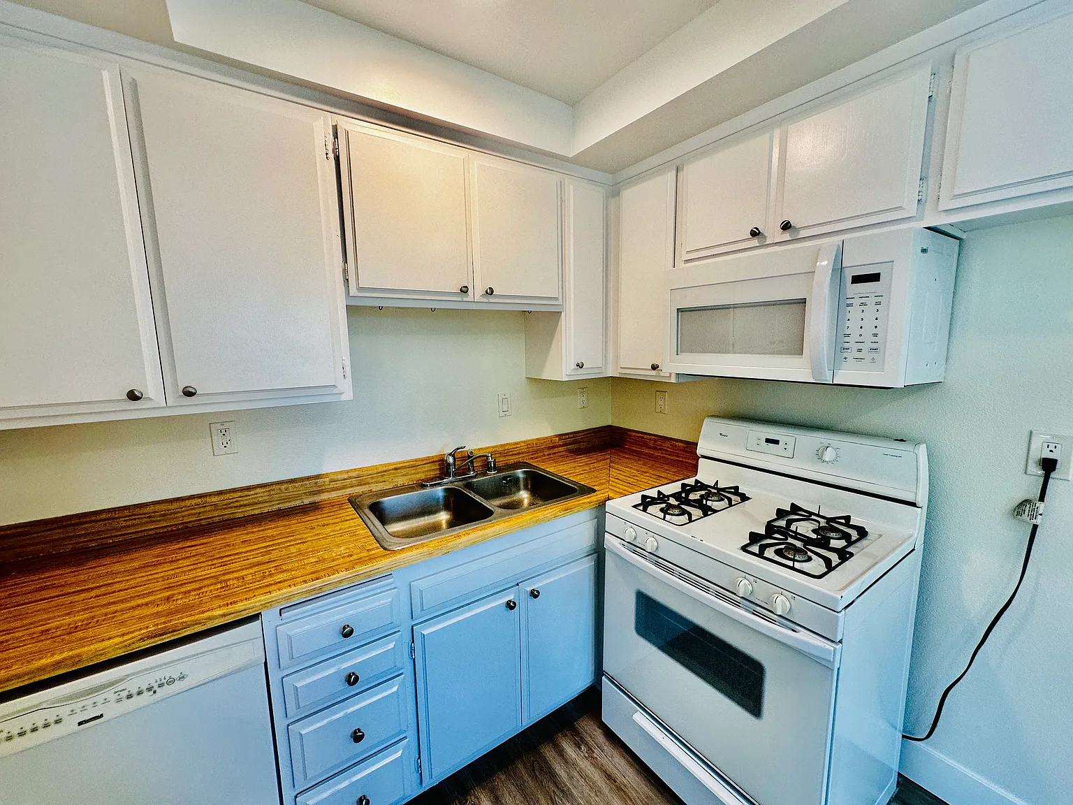 2 bed, 800 sqft, $2,650 — Photo 3