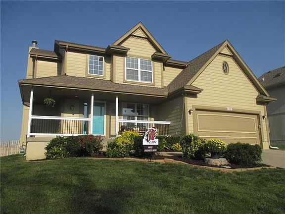 2nd image of 909 NE Colleen Dr