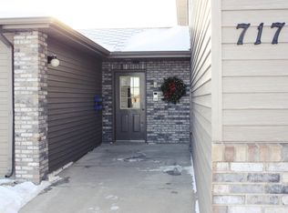 717 Bridgeport Dr, Bismarck, ND 58504