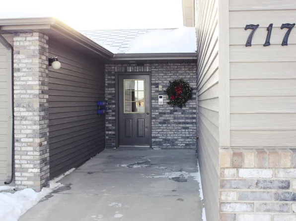 717 Bridgeport Dr, Bismarck, ND 58504