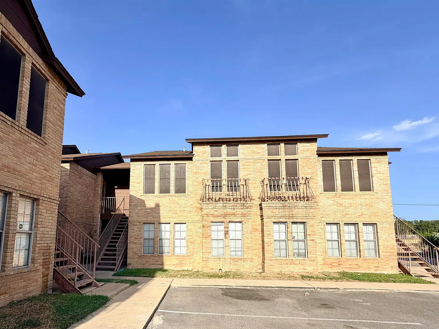 2 bed, 2.0 bath, 915 sqft, $1,000 — Photo 1