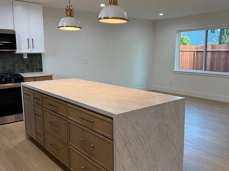 23432 Victory Blvd — Photo 5