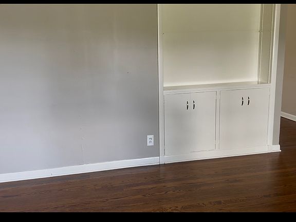 2nd image of 931 Jefferson Pl #1