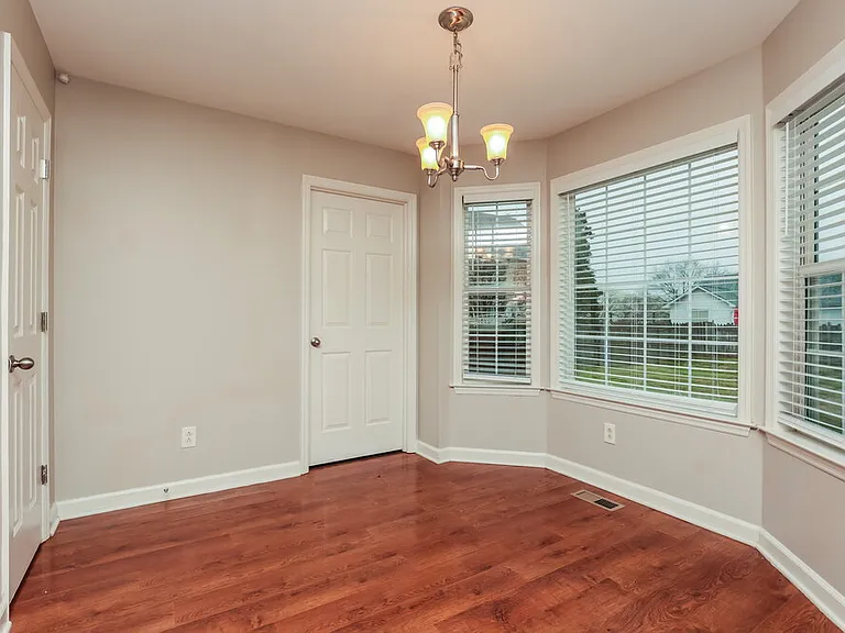 2853 Sutherland Dr — Photo 7