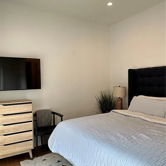 210 Glasgow Ln — Photo 17