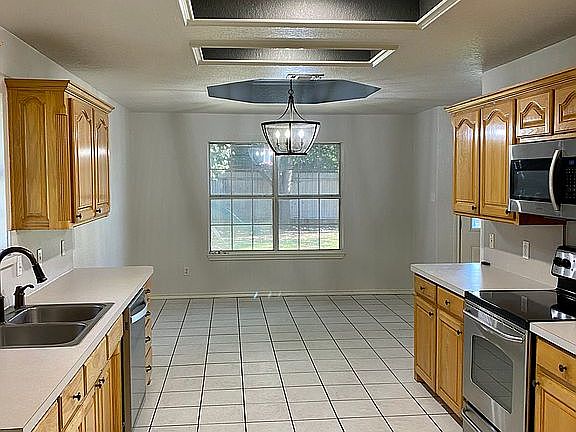 4th image of 807 Tahiti Dr