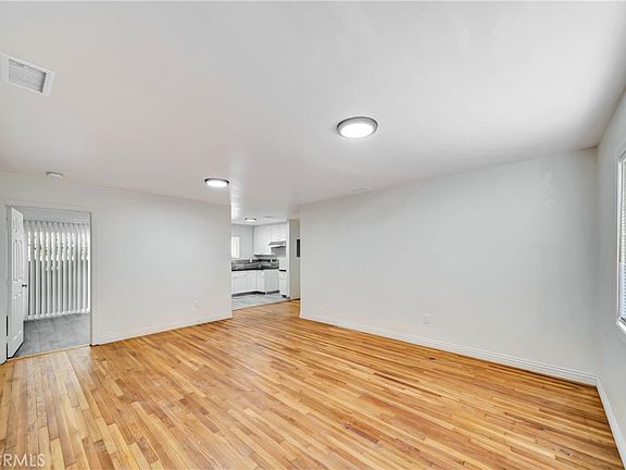 3rd image of 14233 1/2 Sylvan St #14233