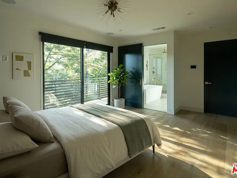 3147 Hollyridge Dr — Photo 5