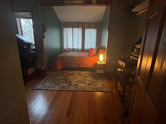2nd image of 900 Woodrow St #B