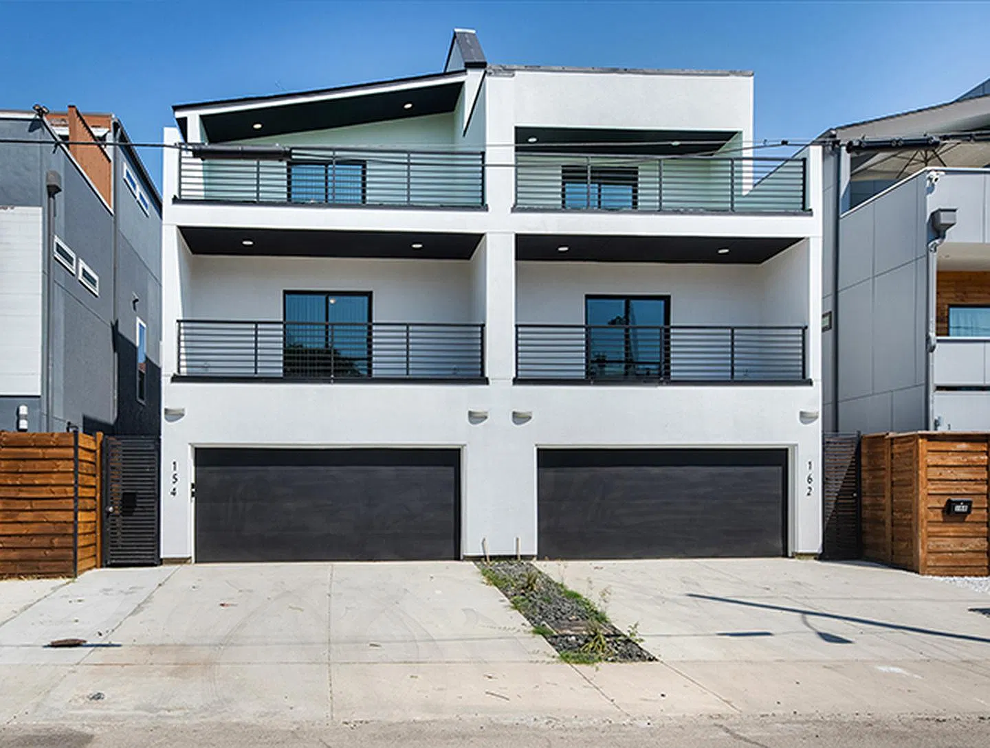 Modern Munger Place townhome with city skyline views — Photo 1