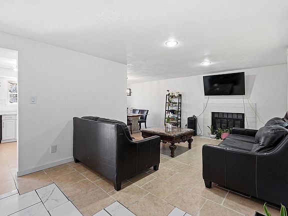 5th image of 2412 Tulip St