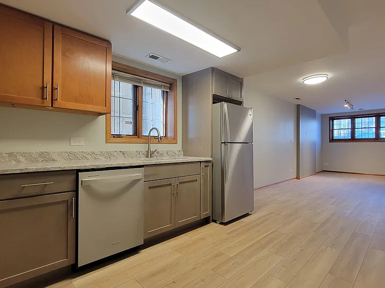 2117 W Wellington Ave #G — Photo 2