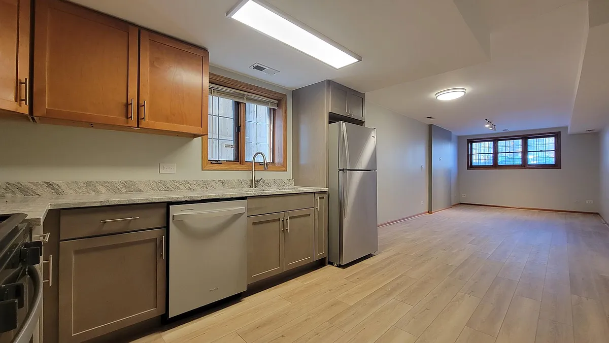 Building Photo - 2117 W Wellington Ave #G