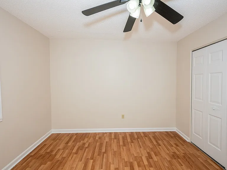 300 Berkley Ct #8 — Photo 10