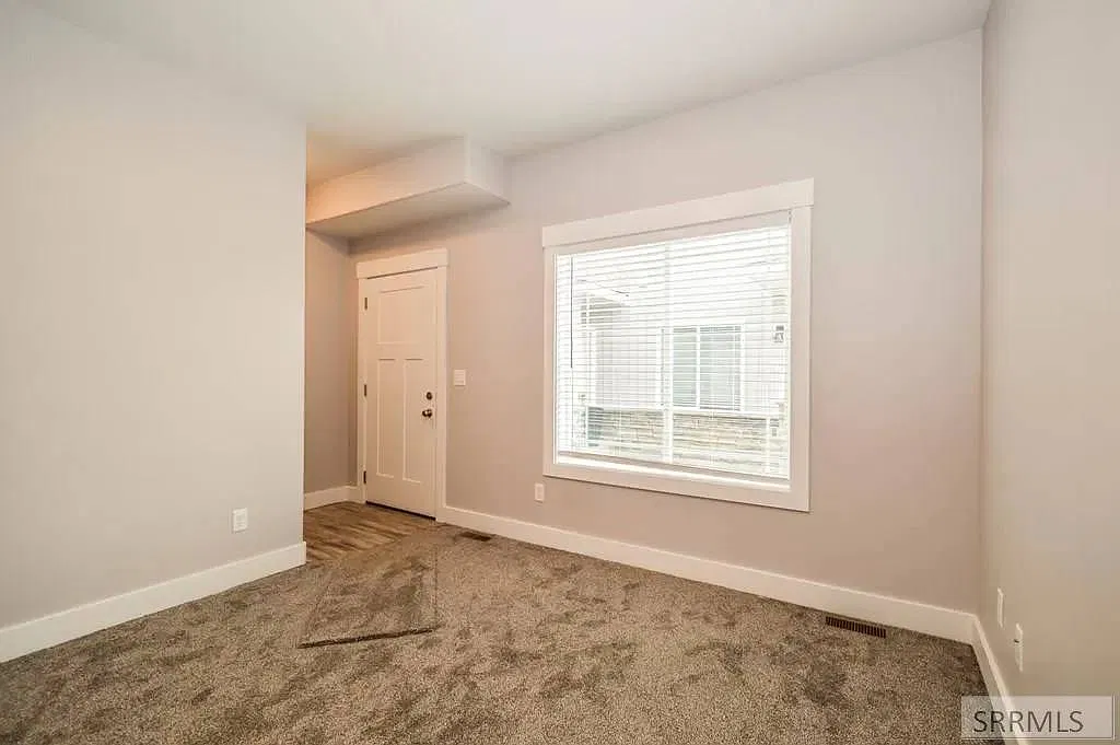 714 S Saturn Ave — Photo 3