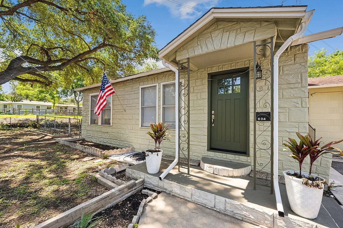 604 W Hollywood Ave — Photo 1