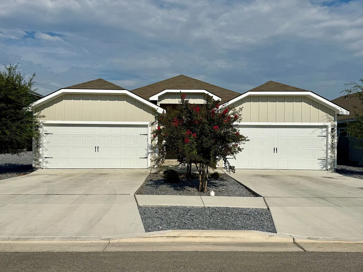 Luxury 3-bedroom, 2-bathroom Duplex in Seguin, TX! — Photo 1