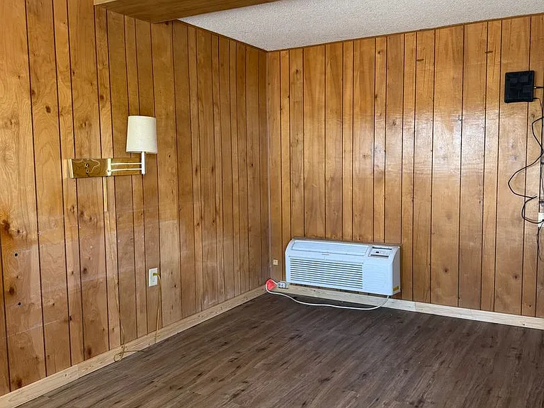 2110 S Broadway — Photo 4