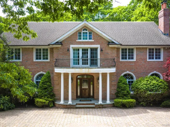 10 Emerson Court, Hampton Bays, NY 11946