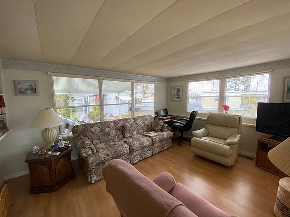 5th image of 5 Lake Breeze Dr #B