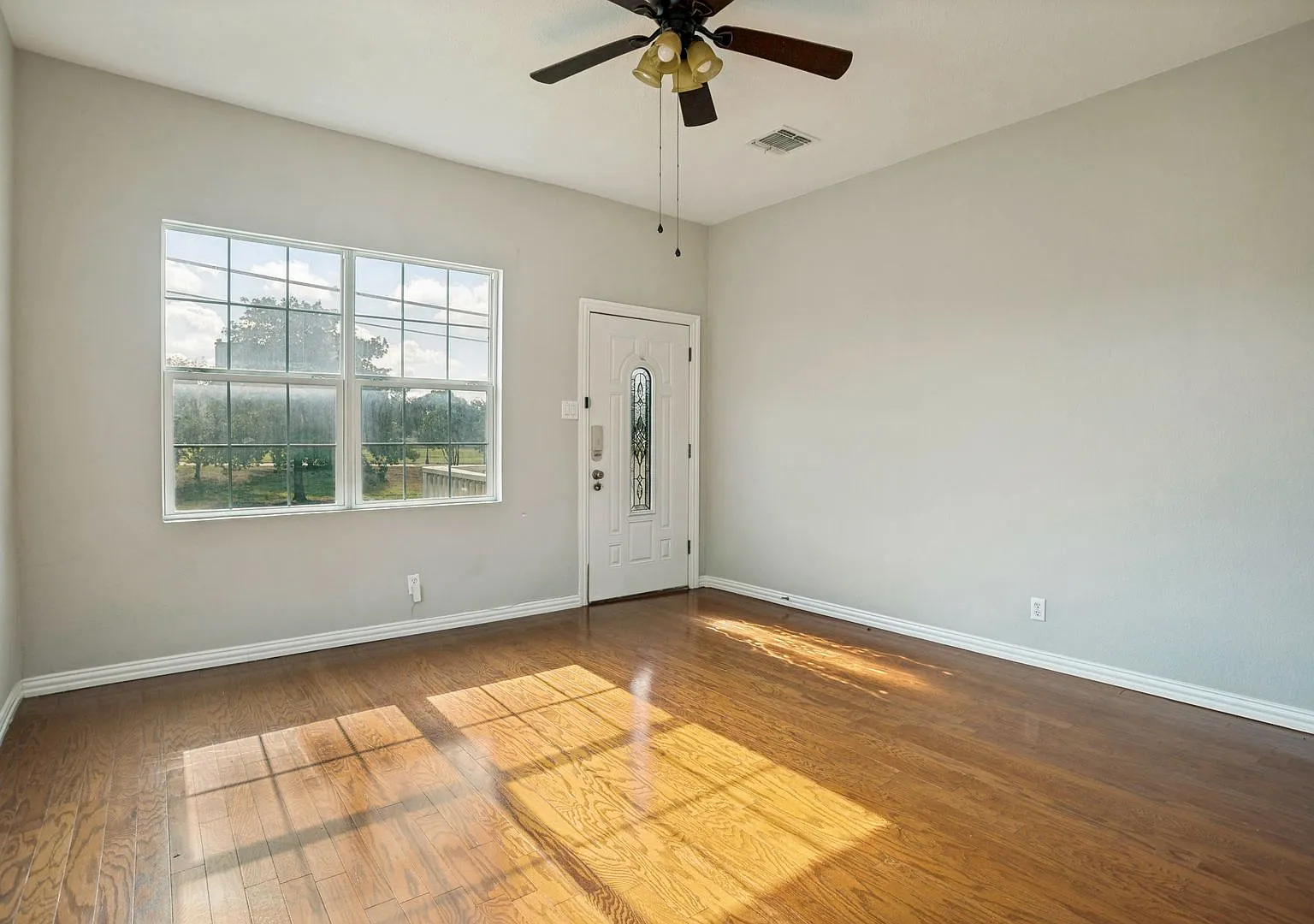 Charming 3-Bedroom Home In Five Points — Photo 2