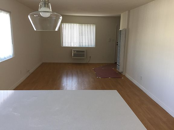 3rd image of 4942 Maplewood Ave APT 202