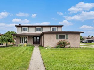 4325 Fox Hill Dr, Sterling Heights, MI 48310