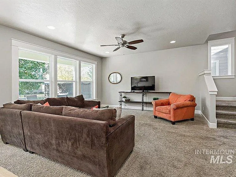 273 W Valentino St — Photo 11